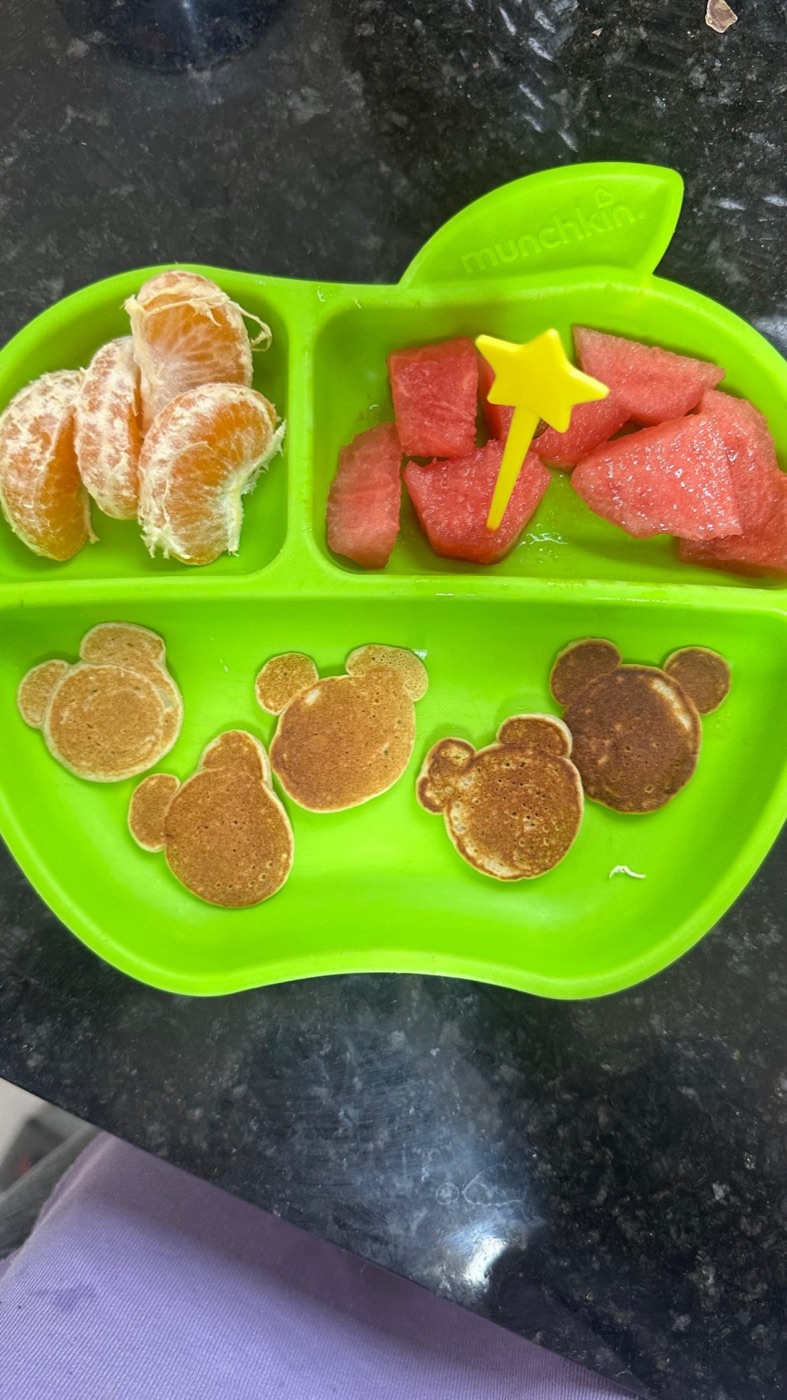Pratinho infantil com panquecas, melancia e mexerica